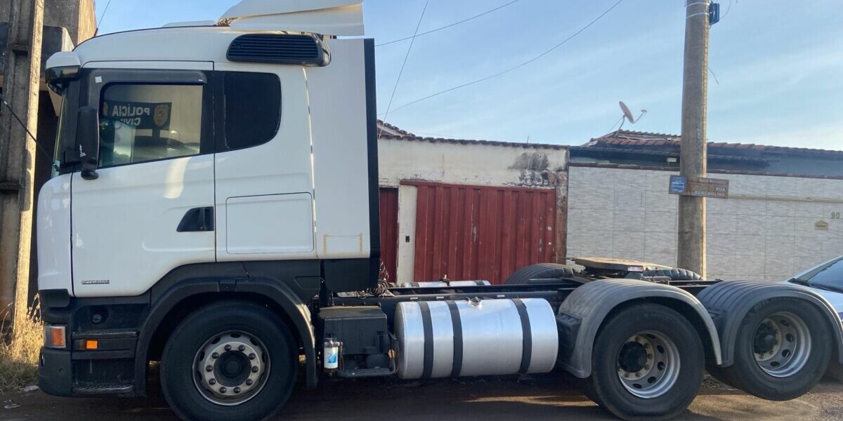 Polícia Civil intercepta caminhão e prende motorista armado e embriagado