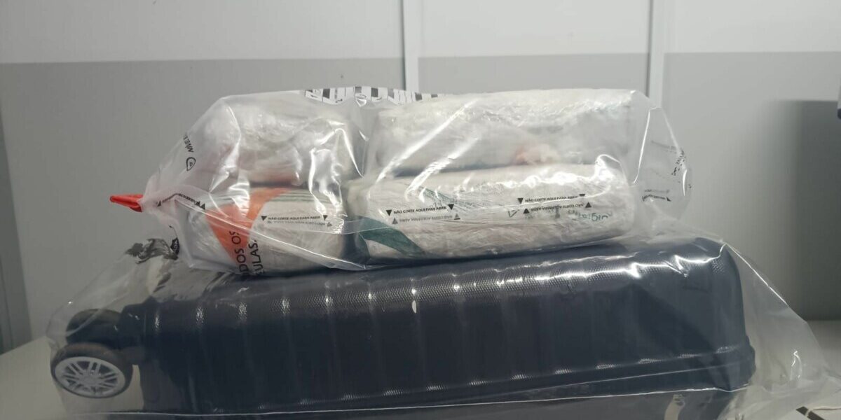 PCGO e PRF prendem passageira de ônibus por transportar “supermaconha” de Cuiabá para Goiânia