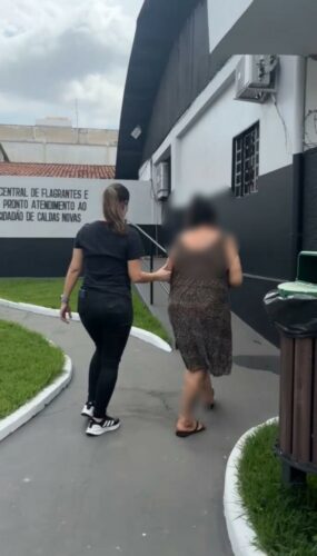PCGO auxilia filha a retirar pertences e prende mãe com mandado de prisão por homicídio