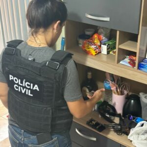 PCGO cumpre mandado de busca e apreensão e prende um homem e uma mulher por tráfico de drogas e posse irregular de arma de fogo