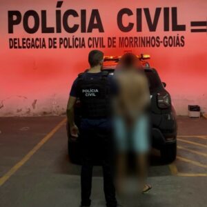 PCGO cumpre mandado de busca e apreensão e prende um homem e uma mulher por tráfico de drogas e posse irregular de arma de fogo