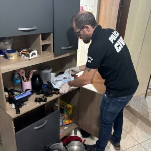 PCGO cumpre mandado de busca e apreensão e prende um homem e uma mulher por tráfico de drogas e posse irregular de arma de fogo