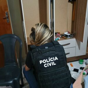 PCGO cumpre mandado de busca e apreensão e prende um homem e uma mulher por tráfico de drogas e posse irregular de arma de fogo