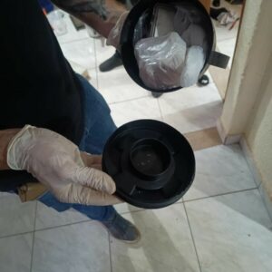 PCGO cumpre mandado de busca e apreensão e prende um homem e uma mulher por tráfico de drogas e posse irregular de arma de fogo