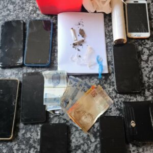 PCGO e PMGO apreendem drogas, celulares e dinheiro em Chapadão do Céu
