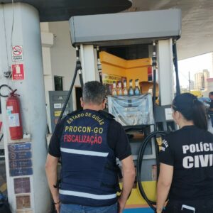 PCGO e Procon fiscalizam posto de combustíveis em Goiânia