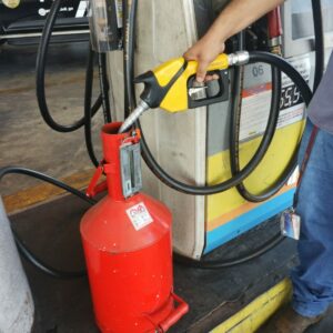 PCGO e Procon fiscalizam posto de combustíveis em Goiânia