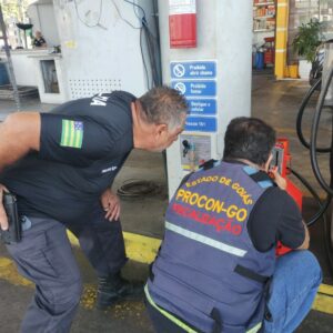 PCGO e Procon fiscalizam posto de combustíveis em Goiânia
