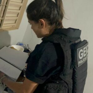 PCGO prende casal por tráfico de drogas em residência na presença dos filhos menores