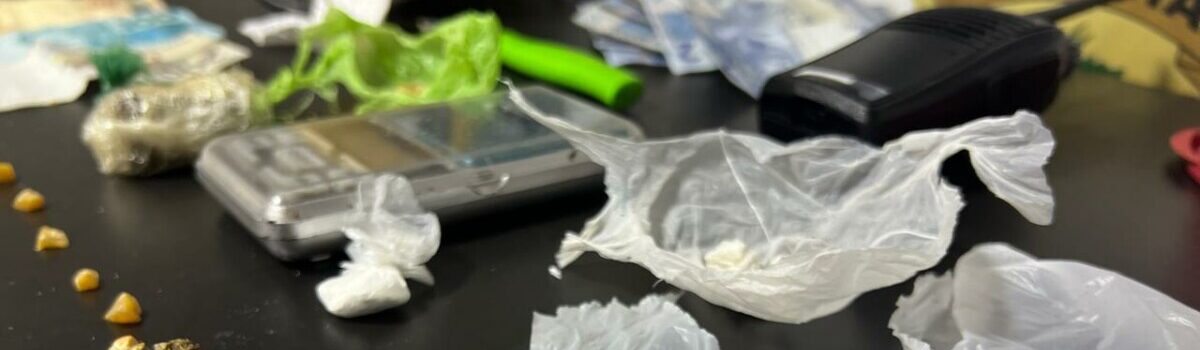 PCGO prende casal por tráfico de drogas em residência na presença dos filhos menores