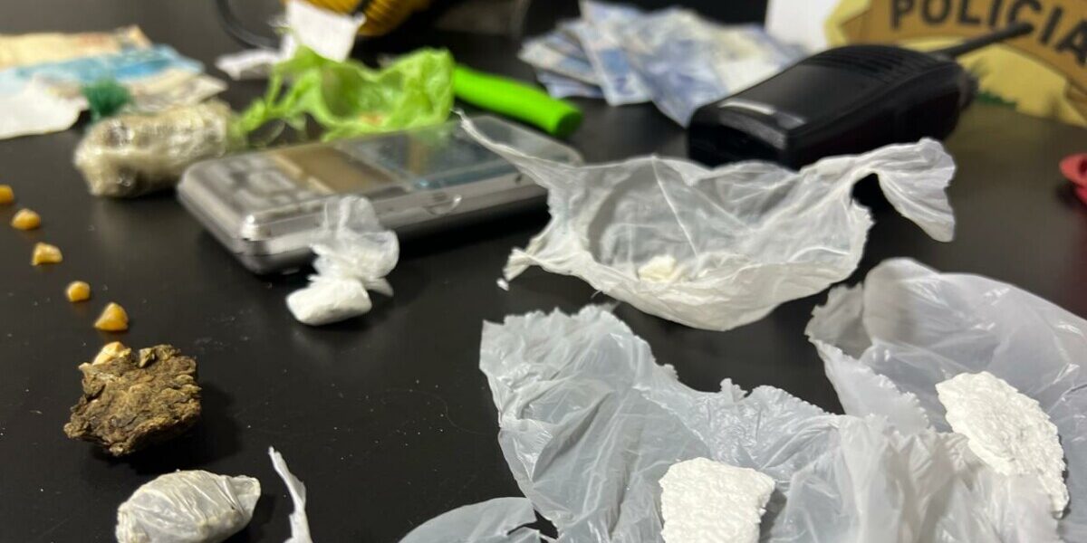 PCGO prende casal por tráfico de drogas em residência na presença dos filhos menores