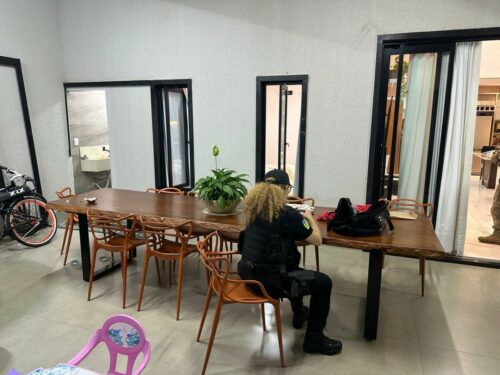 PCGO prende família dedicada ao tráfico de drogas e lavagem de dinheiro e bloqueia mais de R$ 4 milhões