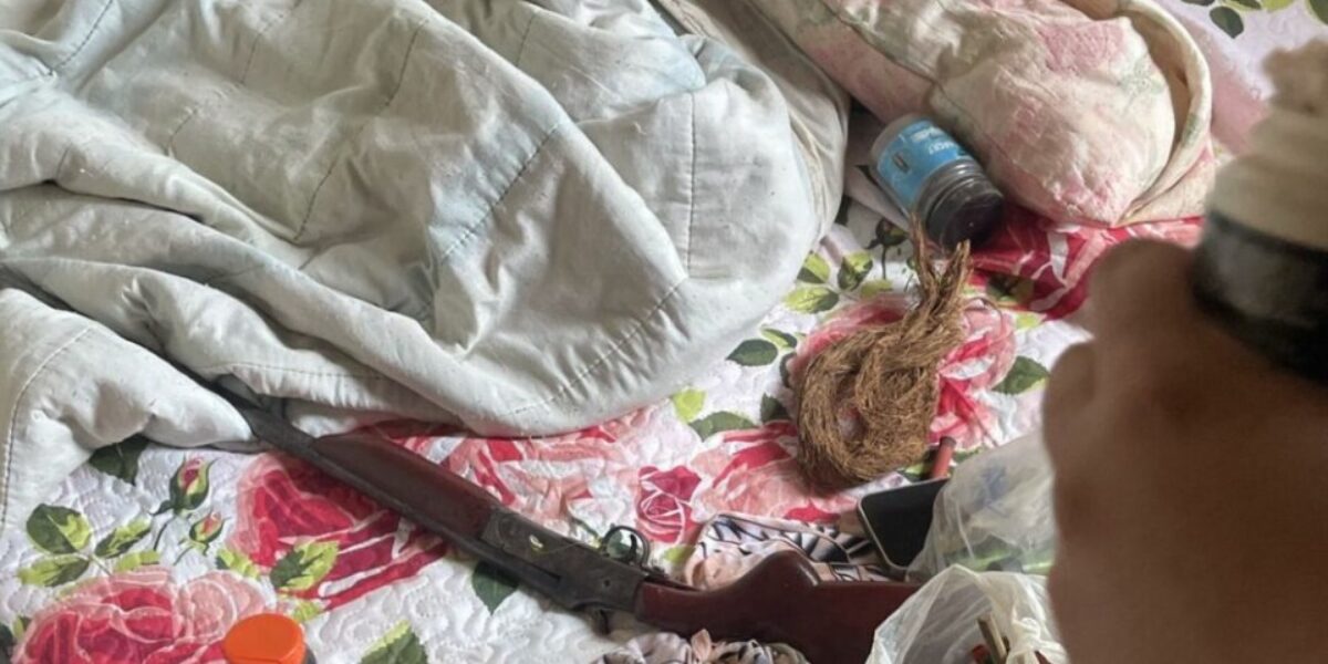 PCGO prende homem em flagrante por agressões, ameaças e posse ilegal de armas em Araguapaz