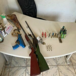 PCGO prende homem em flagrante por agressões, ameaças e posse ilegal de armas em Araguapaz