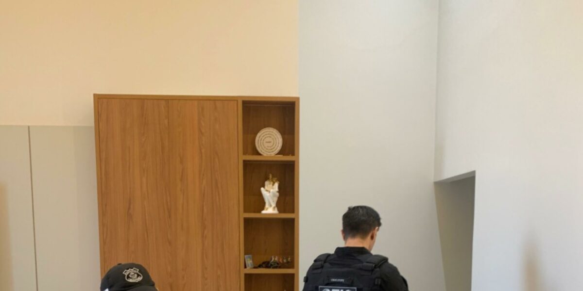 Polícia Civil cumpre buscas em casa e empresa de investigado por extorquir vítima para concluir obra residencial