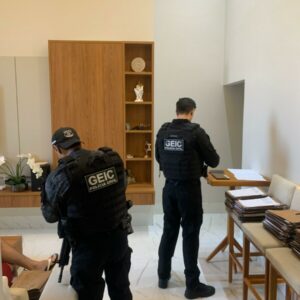 Polícia Civil cumpre buscas em casa e empresa de investigado por extorquir vítima para concluir obra residencial