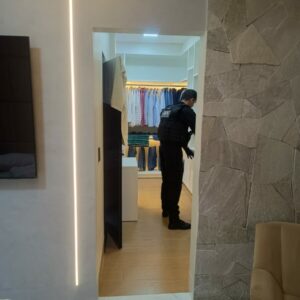 Polícia Civil cumpre buscas em casa e empresa de investigado por extorquir vítima para concluir obra residencial