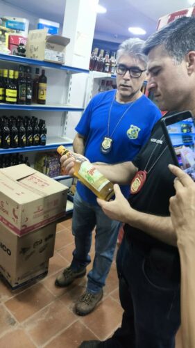 Operação Metanol: PCGO, forças de segurança e órgãos municipais apreendem dezenas de bebidas vencidas em Uruaçu