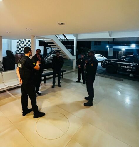 PCGO cumpre mandados de prisão contra mãe e filho por golpe do falso intermediário