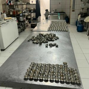 PCGO e Vigilância Sanitária interditam buffet clandestino em Goiânia