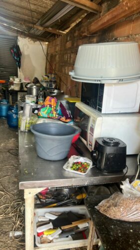 PCGO fecha fábrica clandestina de alimentos em Goiânia