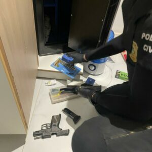 PCGO prende empresário por furto de módulos de caminhão e apreende armas e munições