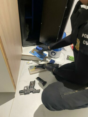 PCGO prende empresário por furto de módulos de caminhão e apreende armas e munições