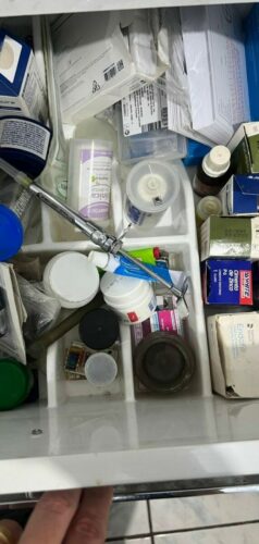 PCGO prende mulher por exercício ilegal da odontologia em consultório clandestino