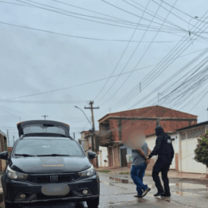PCGO cumpre mandado de busca e prende suspeito de aplicar golpes contra idosos no Entorno do DF
