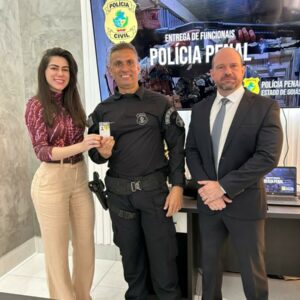 PCGO entrega mais de 1700 carteiras de identidade funcional &agrave; Pol&iacute;cia Penal de Goi&aacute;s