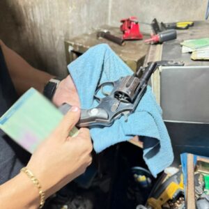 PCGO prende dupla em flagrante por tráfico de drogas e porte de arma em lava jato utilizado como “boca de fumo”