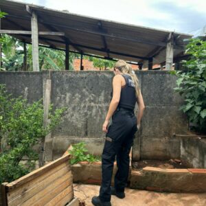 PCGO prende mulher por tr&aacute;fico de drogas ap&oacute;s escola encontrar crack em mochila de adolescente