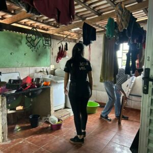 PCGO prende mulher por tr&aacute;fico de drogas ap&oacute;s escola encontrar crack em mochila de adolescente