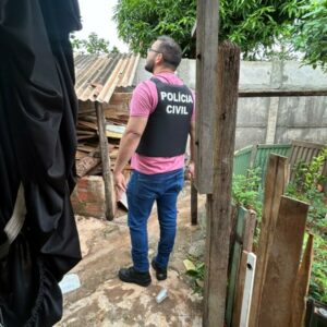 PCGO prende mulher por tr&aacute;fico de drogas ap&oacute;s escola encontrar crack em mochila de adolescente