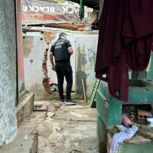 PCGO prende mulher por tr&aacute;fico de drogas ap&oacute;s escola encontrar crack em mochila de adolescente