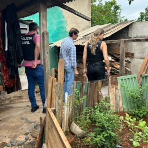 PCGO prende mulher por tr&aacute;fico de drogas ap&oacute;s escola encontrar crack em mochila de adolescente
