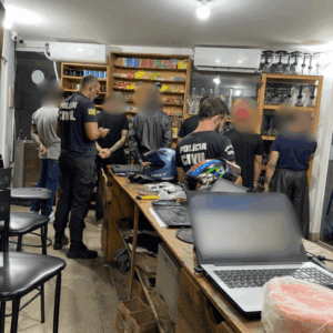 PCGO apreende cigarros eletr&ocirc;nicos avaliados em aproximadamente R$10 mil em tabacaria de Goi&acirc;nia