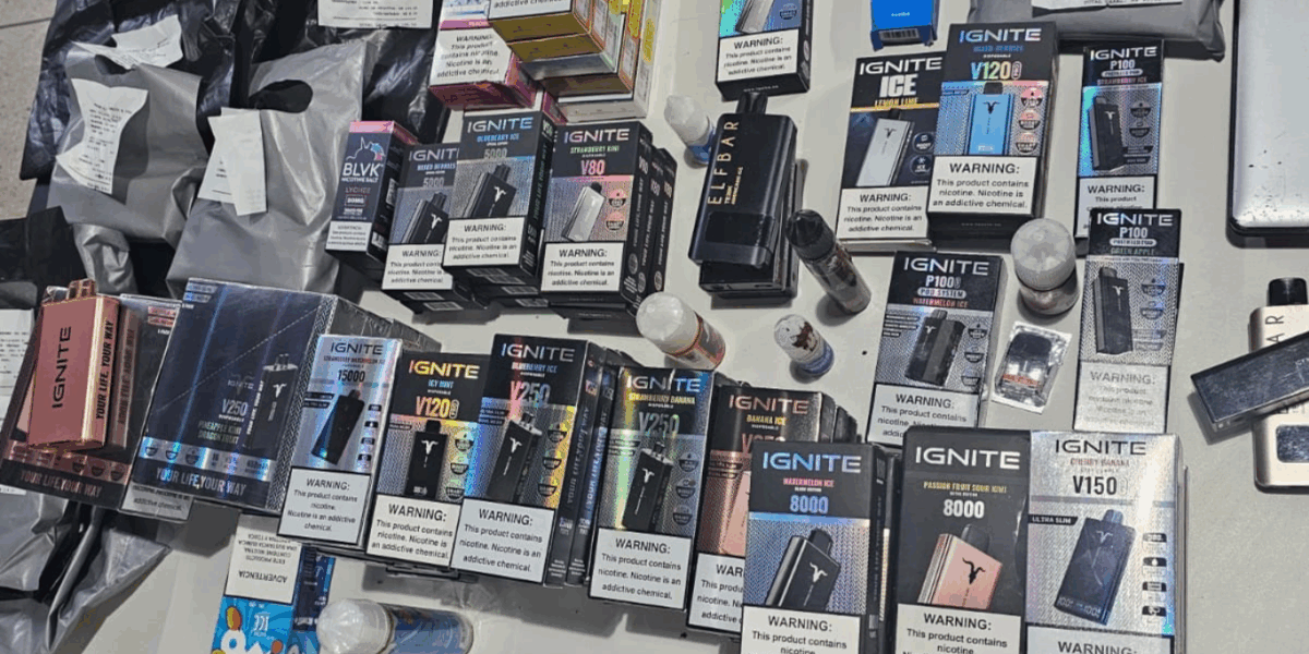 PCGO apreende cigarros eletrônicos avaliados em aproximadamente R$10 mil em tabacaria de Goiânia