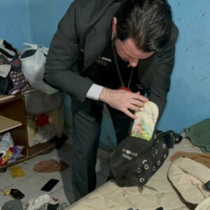 PCGO prende suspeito de roubos em pontos de ônibus e apreende arma artesanal e drogas em Santo Antônio do Descoberto