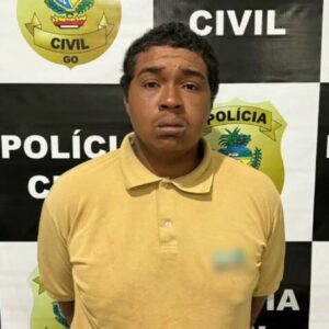 PCGO prende suspeito de roubos em pontos de ônibus e apreende arma artesanal e drogas em Santo Antônio do Descoberto
