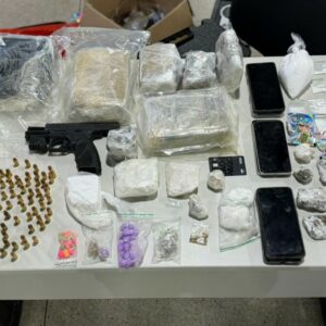 PCGO prende tr&ecirc;s suspeitos e apreende grande quantidade de drogas e arma de fogo em condom&iacute;nio no Bairro Eldorado, em Goi&acirc;nia