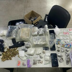 PCGO prende tr&ecirc;s suspeitos e apreende grande quantidade de drogas e arma de fogo em condom&iacute;nio no Bairro Eldorado, em Goi&acirc;nia