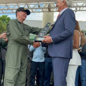 Governo de Goi&aacute;s entrega novo helic&oacute;ptero &agrave; Pol&iacute;cia Civil em solenidade oficial