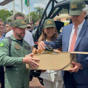 Governo de Goi&aacute;s entrega novo helic&oacute;ptero &agrave; Pol&iacute;cia Civil em solenidade oficial
