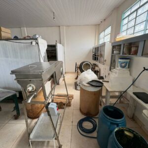 PCGO fecha f&aacute;brica clandestina de alimentos e retira mais de 1,4 tonelada de produtos impr&oacute;prios do mercado em Goi&acirc;nia