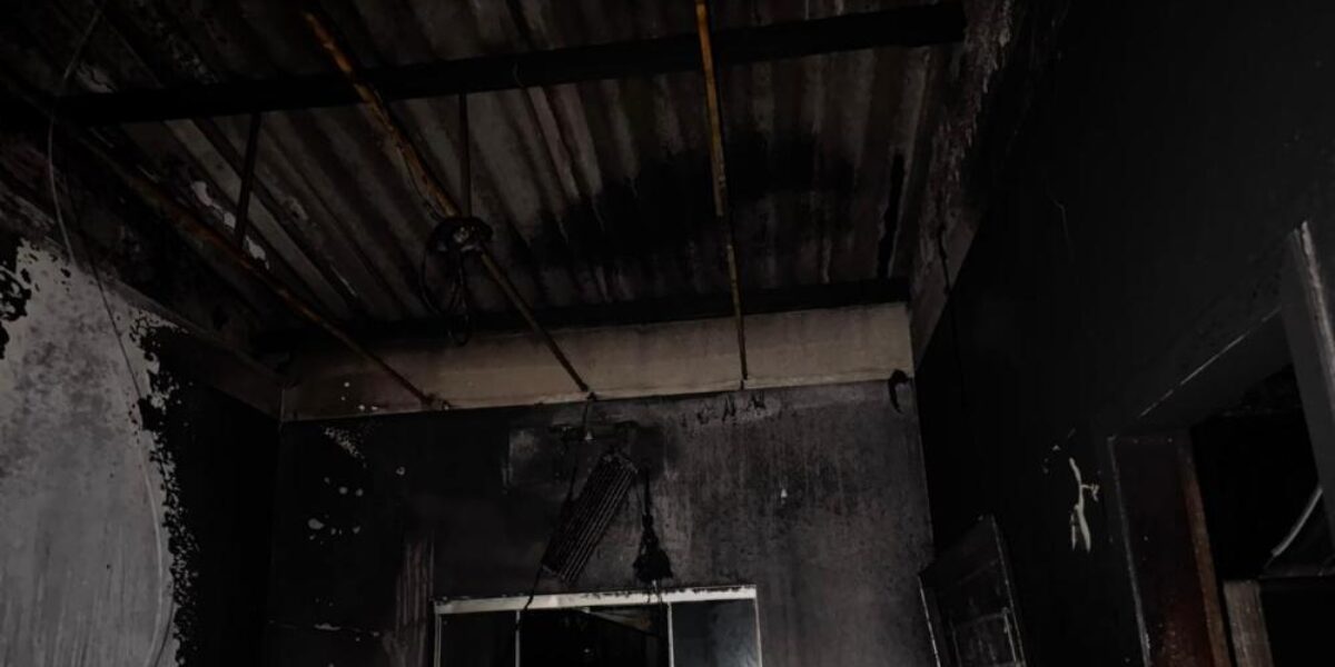 PCGO prende em flagrante homem que descumpriu medidas protetivas e incendiou casa da ex-companheira em Luziânia
