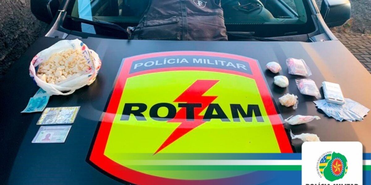 Traficante é preso pela ROTAM com drogas, colete balístico e balança de precisão no Jardim Petrópolis