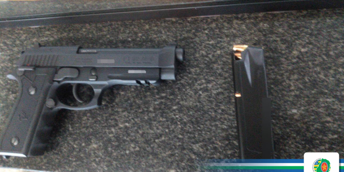 Polícia militar apreende pistola 9mm na região norte de Goiânia.