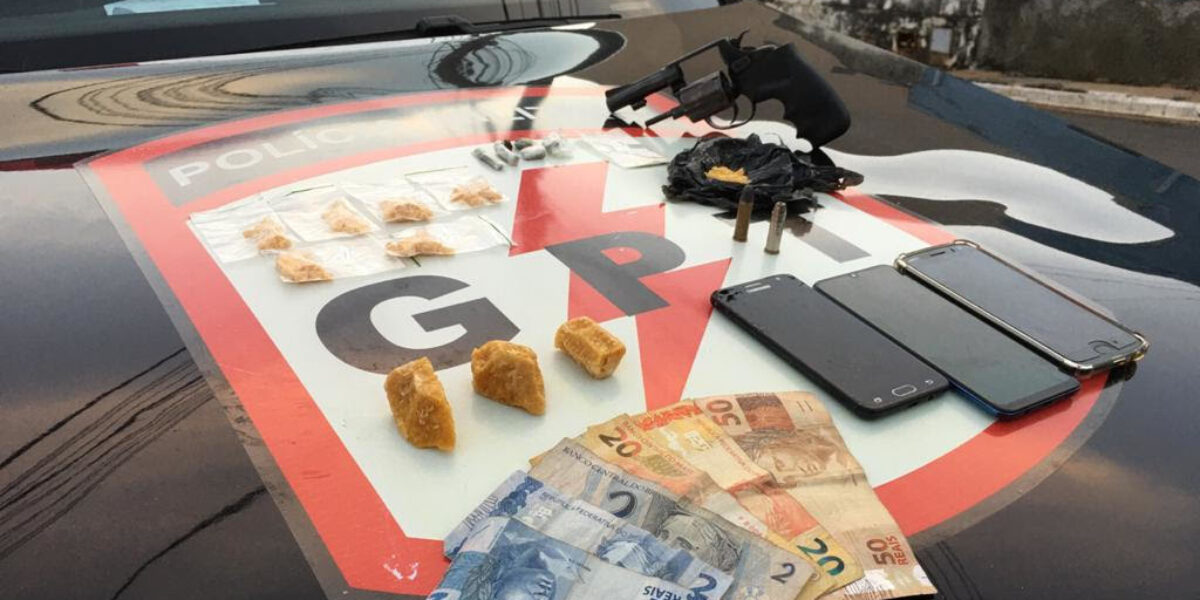 Trio é preso com arma e drogas