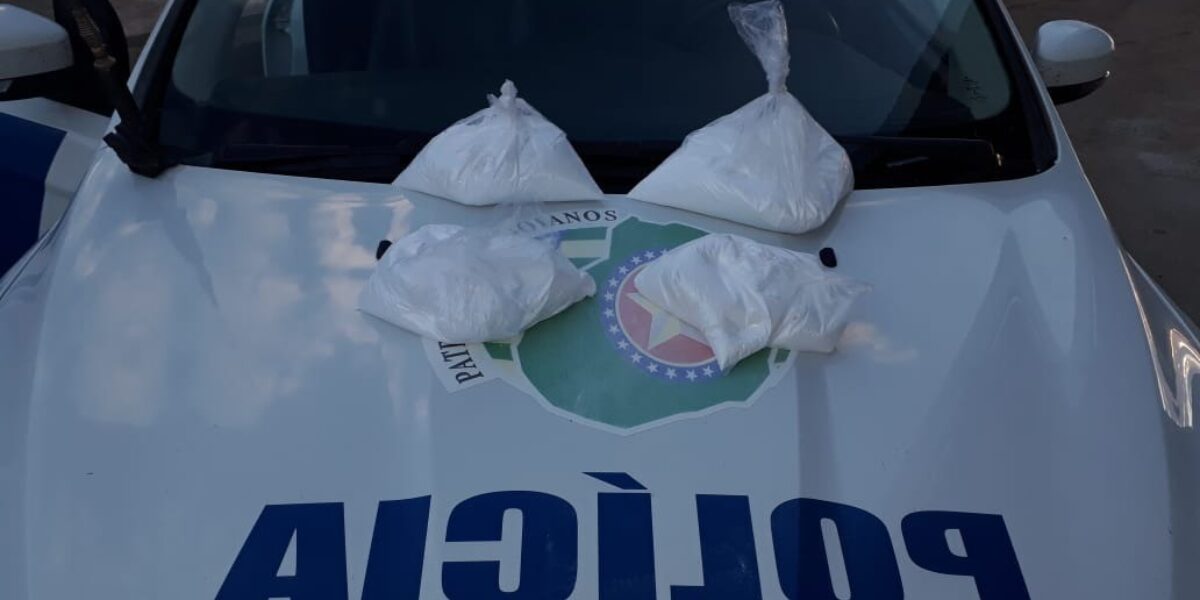 Sacos de cocaína são dispensados em matagal e localizados pelo 2º BPMRv